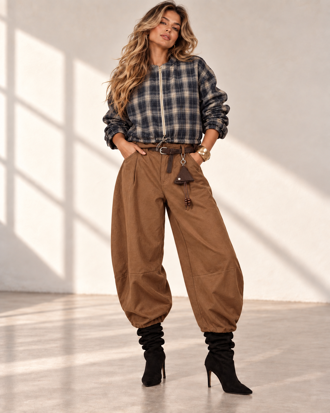 Ținută damă cu pantaloni baggy camel și geacă scurtă în carouri navy