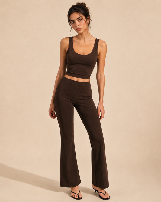 Pantaloni damă stretch flare maro cu talie înaltă și croială elegantă.