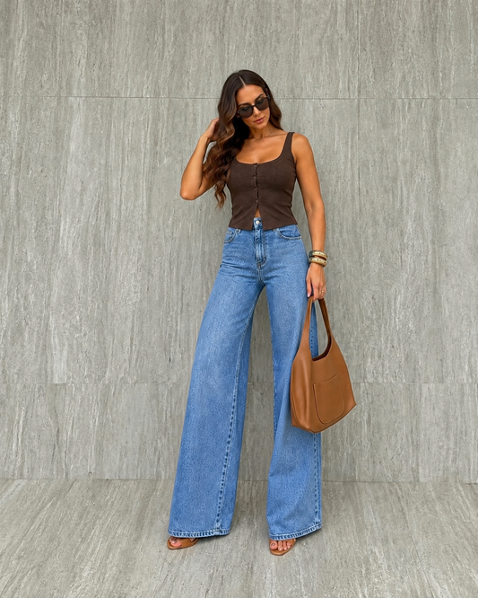 Ținută casual damă cu blugi wide leg, top maro reiat și geantă camel