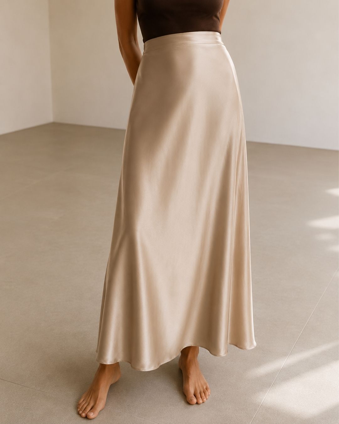Fustă damă cu textură satinată și design feminin modern.