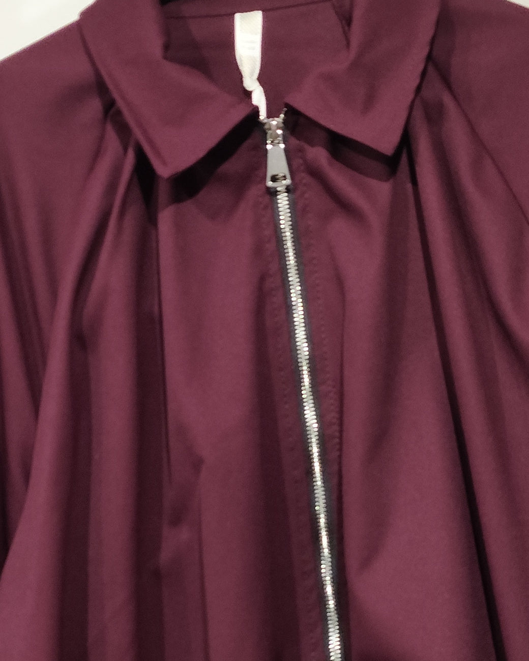 geaca bordeaux cu guler amplu,oversized  cu fermoar,detaliu