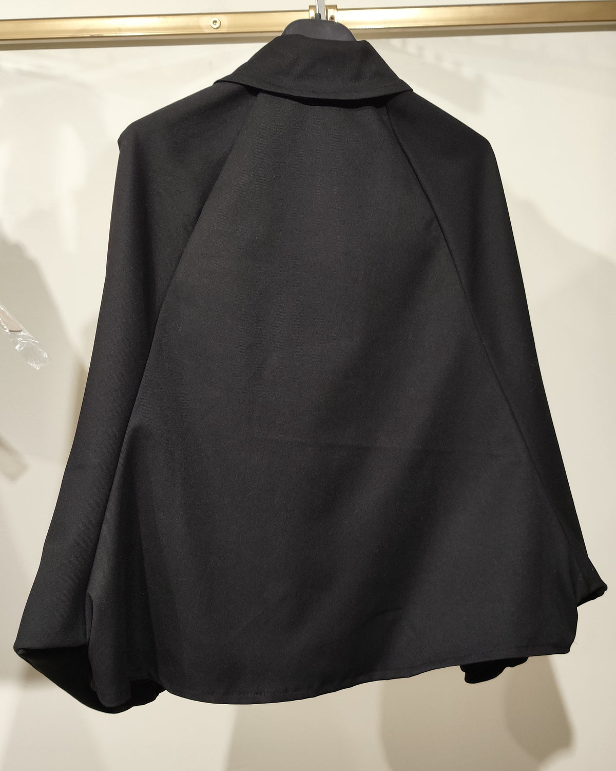 Geacă damă neagra oversized, cu fermoar, guler amplu și mâneci bufante, spate