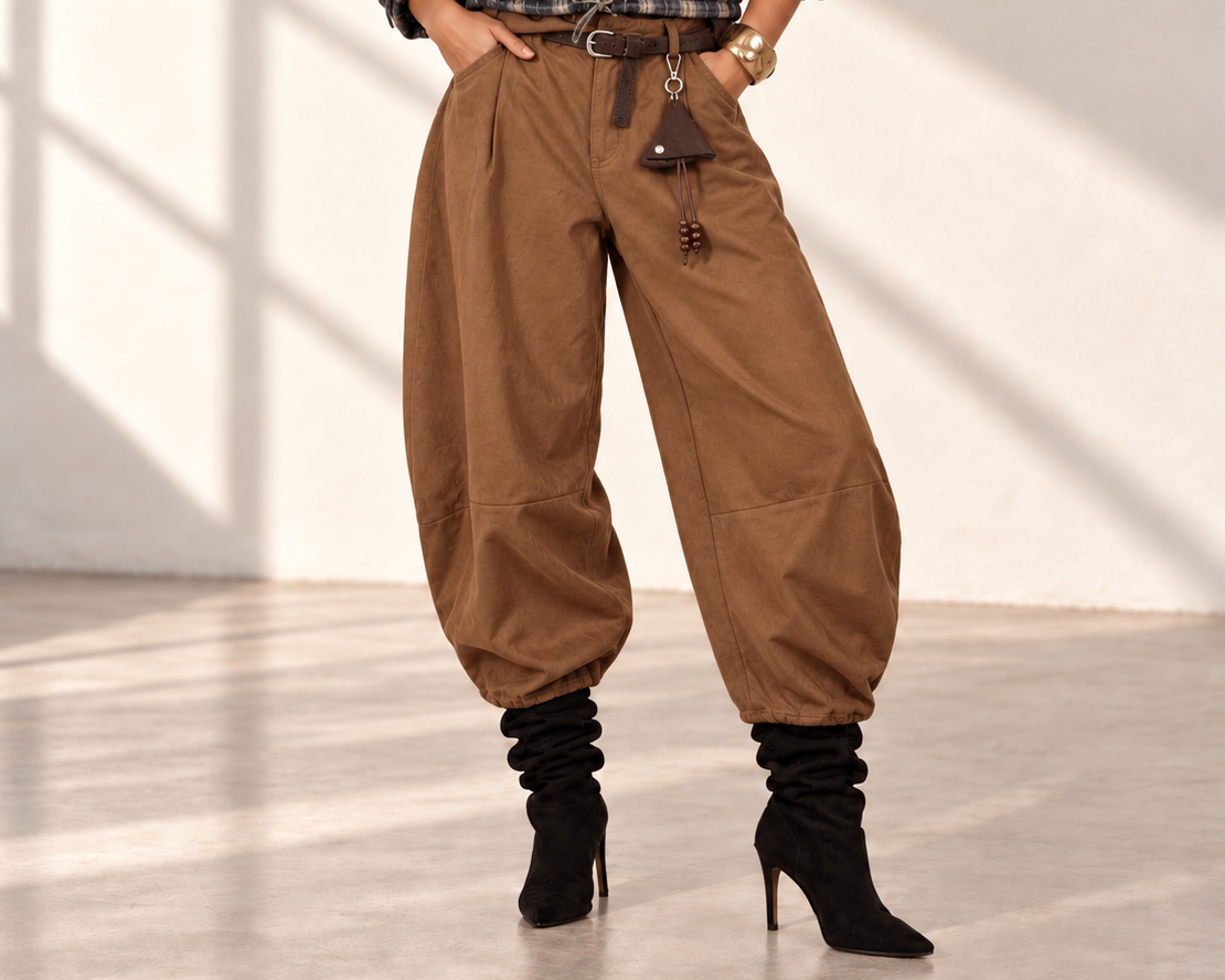 Ținută damă cu pantaloni baggy camel și geacă scurtă în carouri navy