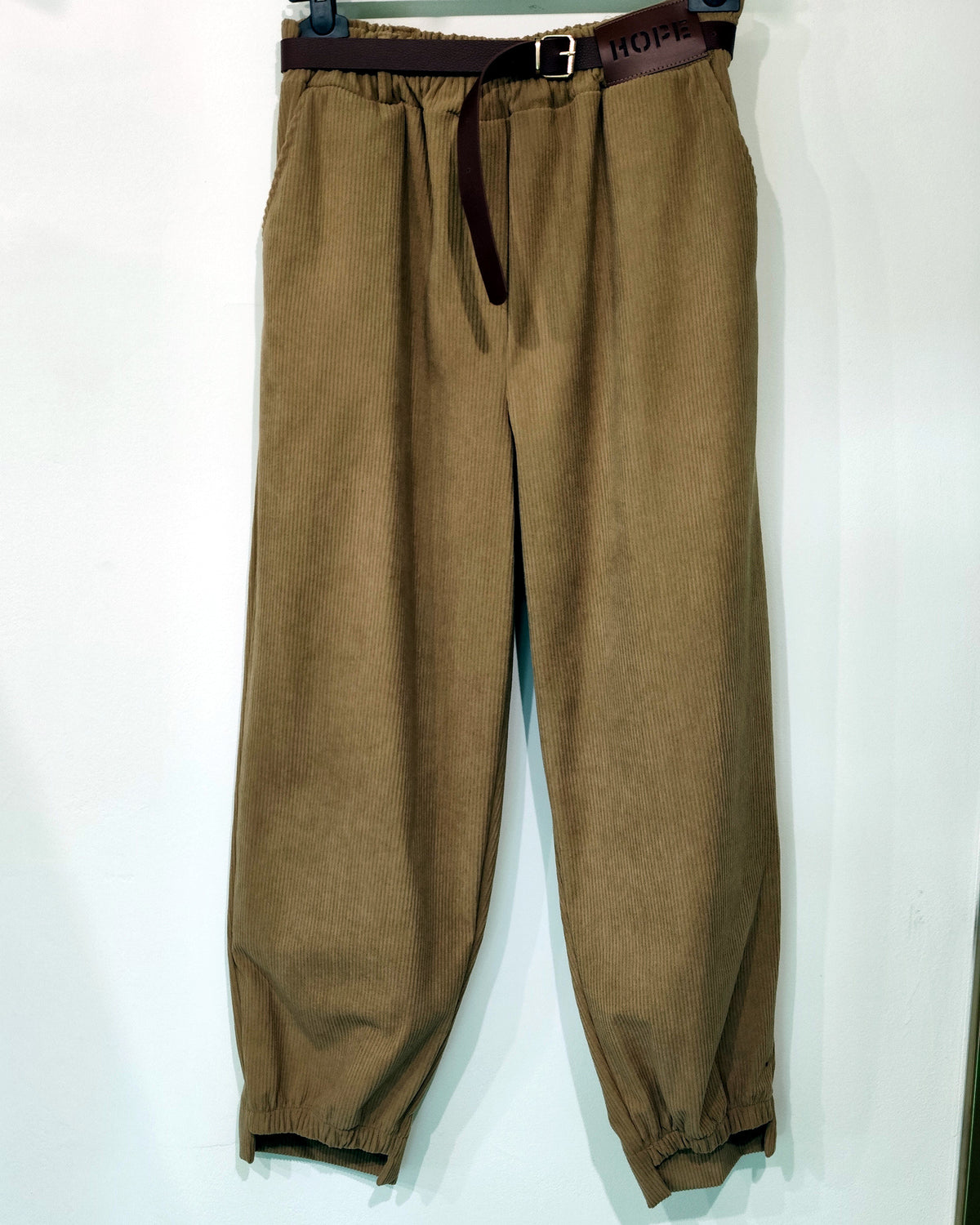 Pantalonibejdin catifea reiată, purtați într-o ținută casual-chic