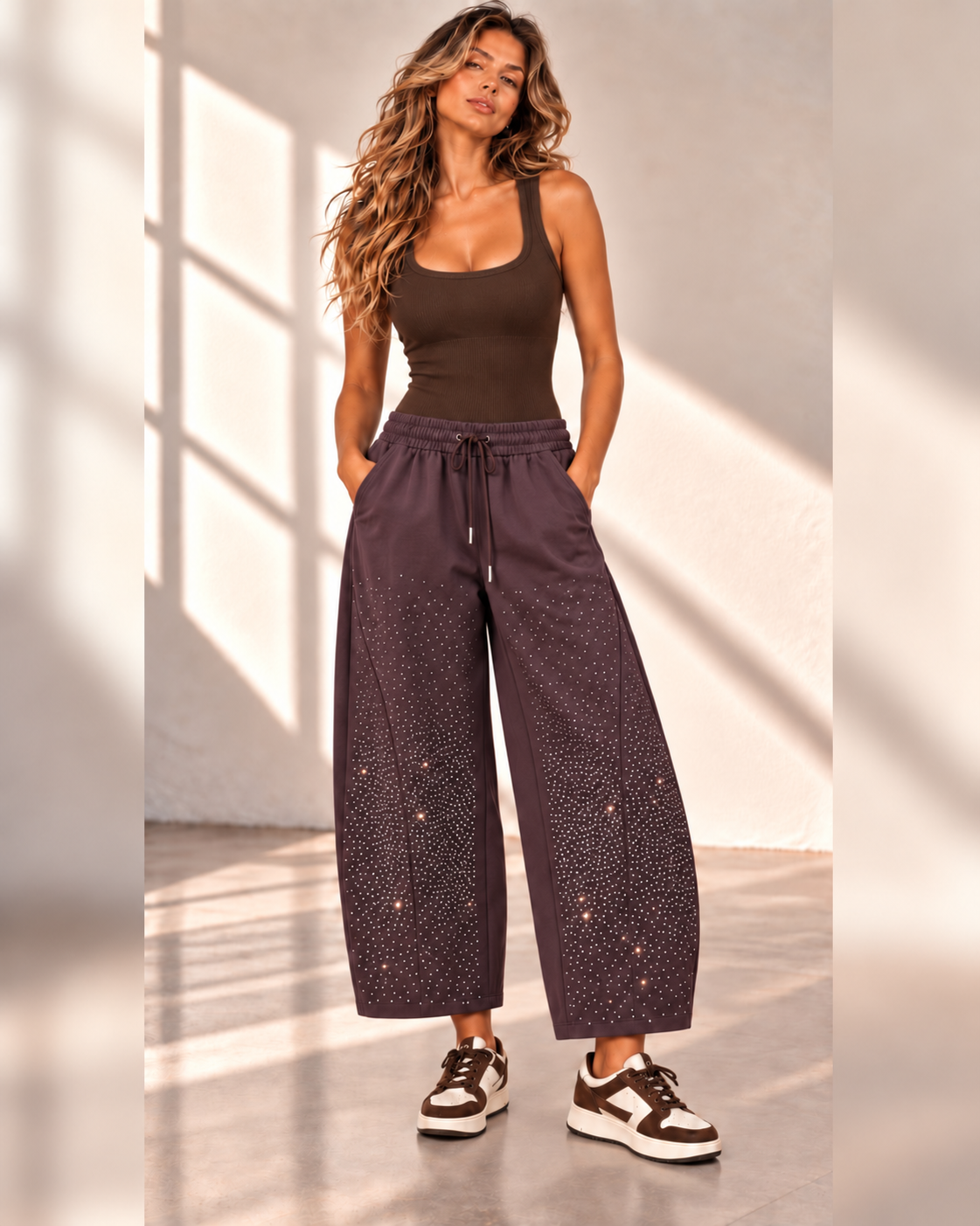 Ținută damă cu pantaloni bordeaux  cu pietricele și body modelator maro