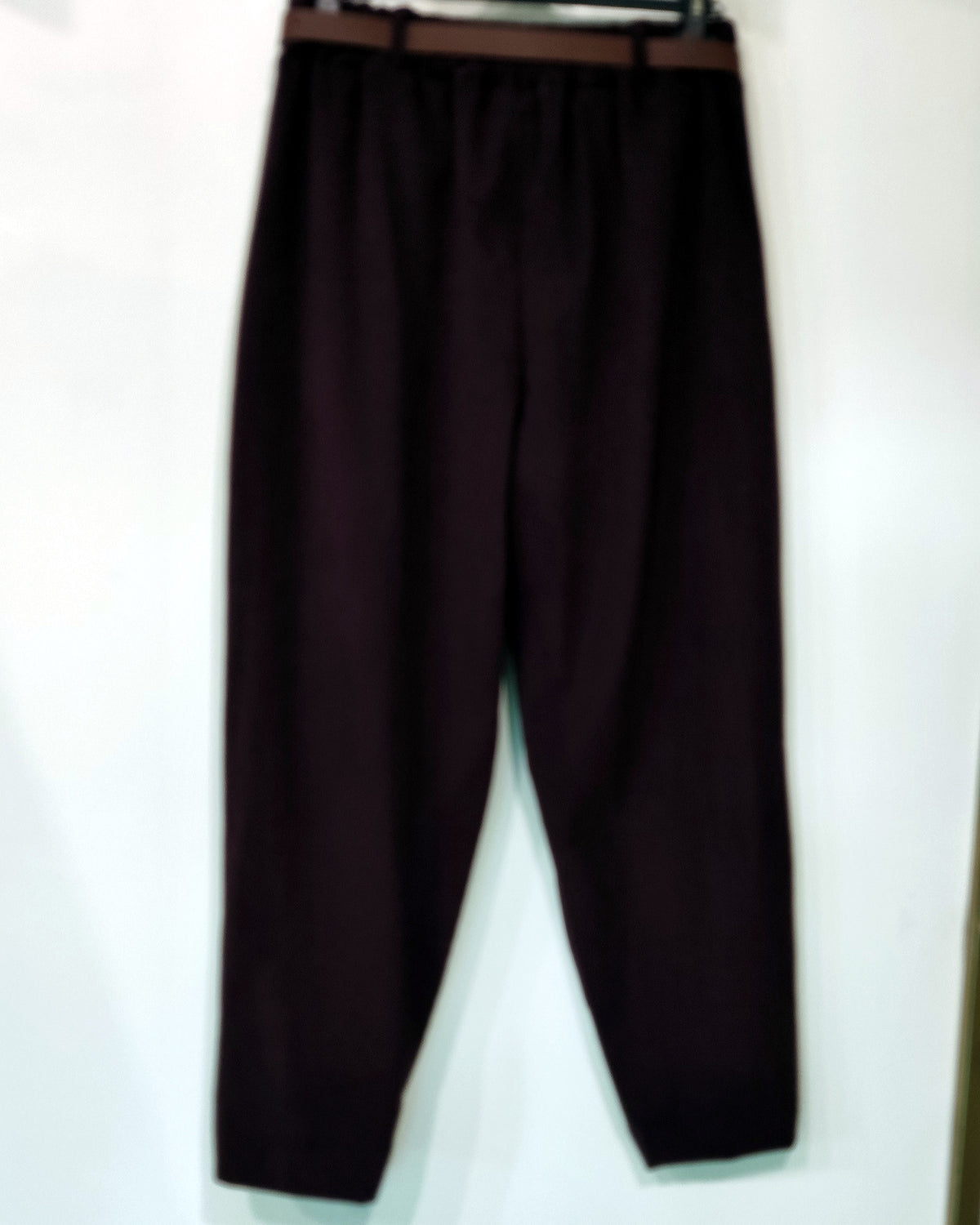 Pantaloni de damă din catifea reiată, bordeaux cu croială lejeră și manșetă frontală