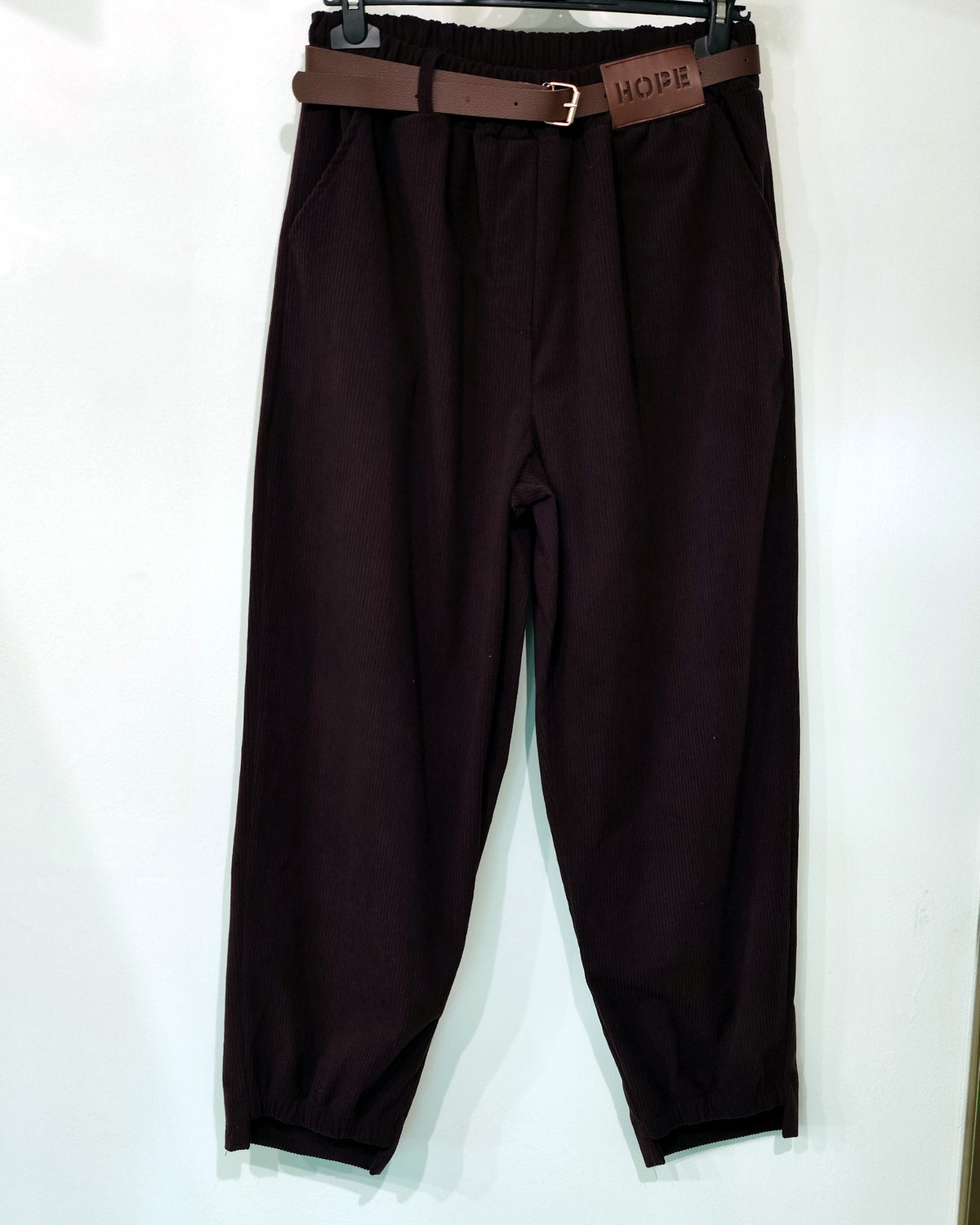 Pantaloni bordeaux reiați cu talie elastică și curea inclusă