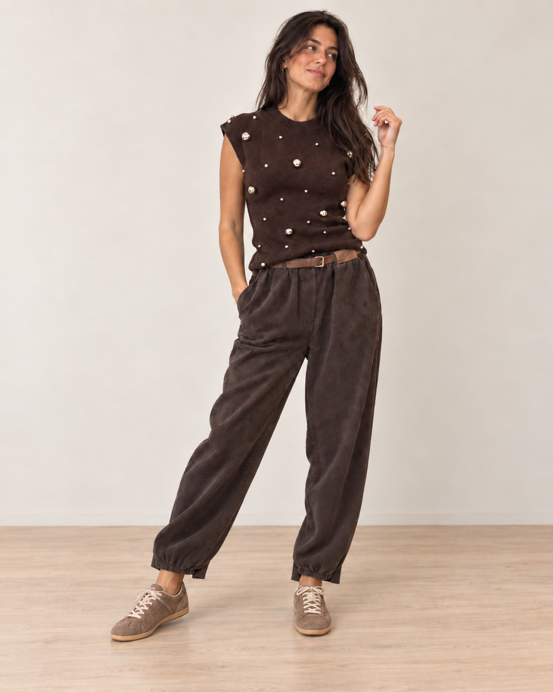 Pantaloni maro de damă din catifea reiată, cu croială lejeră