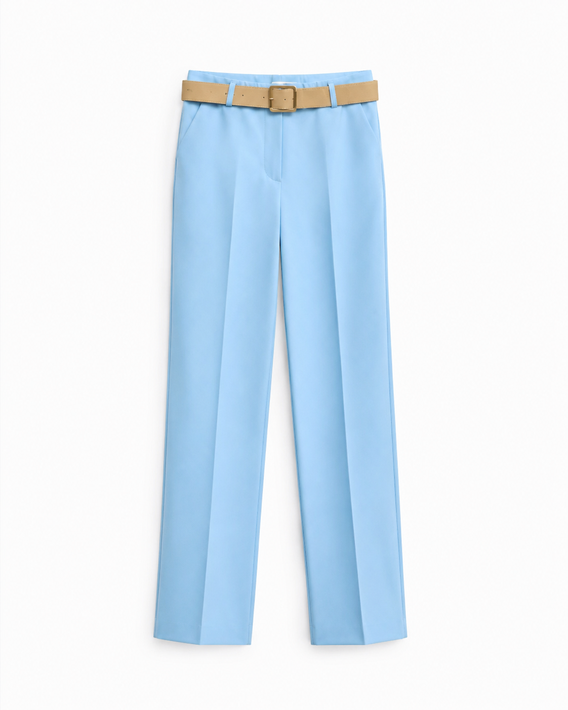 Model purtând pantaloni damă eleganți cu curea decorativă.