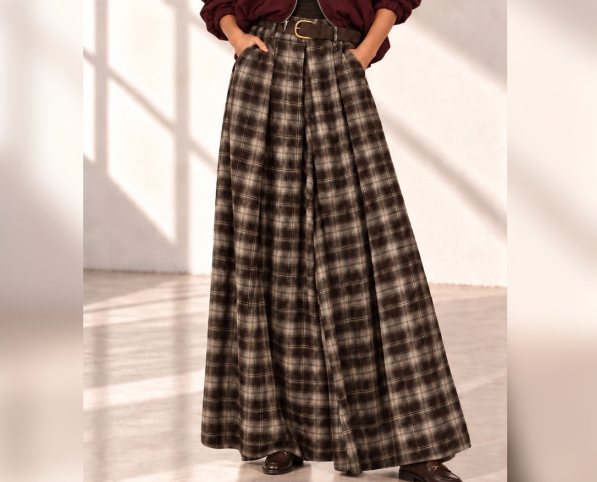 Pantaloni dama maro in carouri,croi larg,tip fustă pantalon 