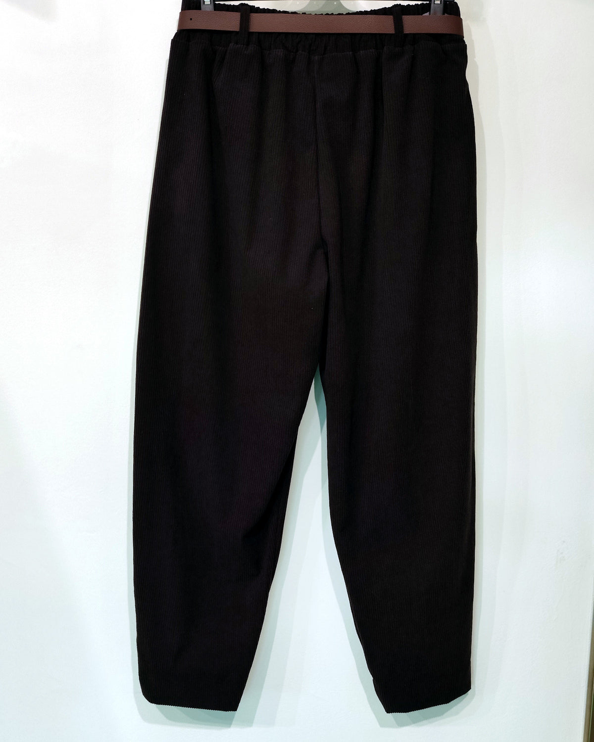 Pantaloni de damă din catifea reiată, cu croială lejeră și manșetă frontală