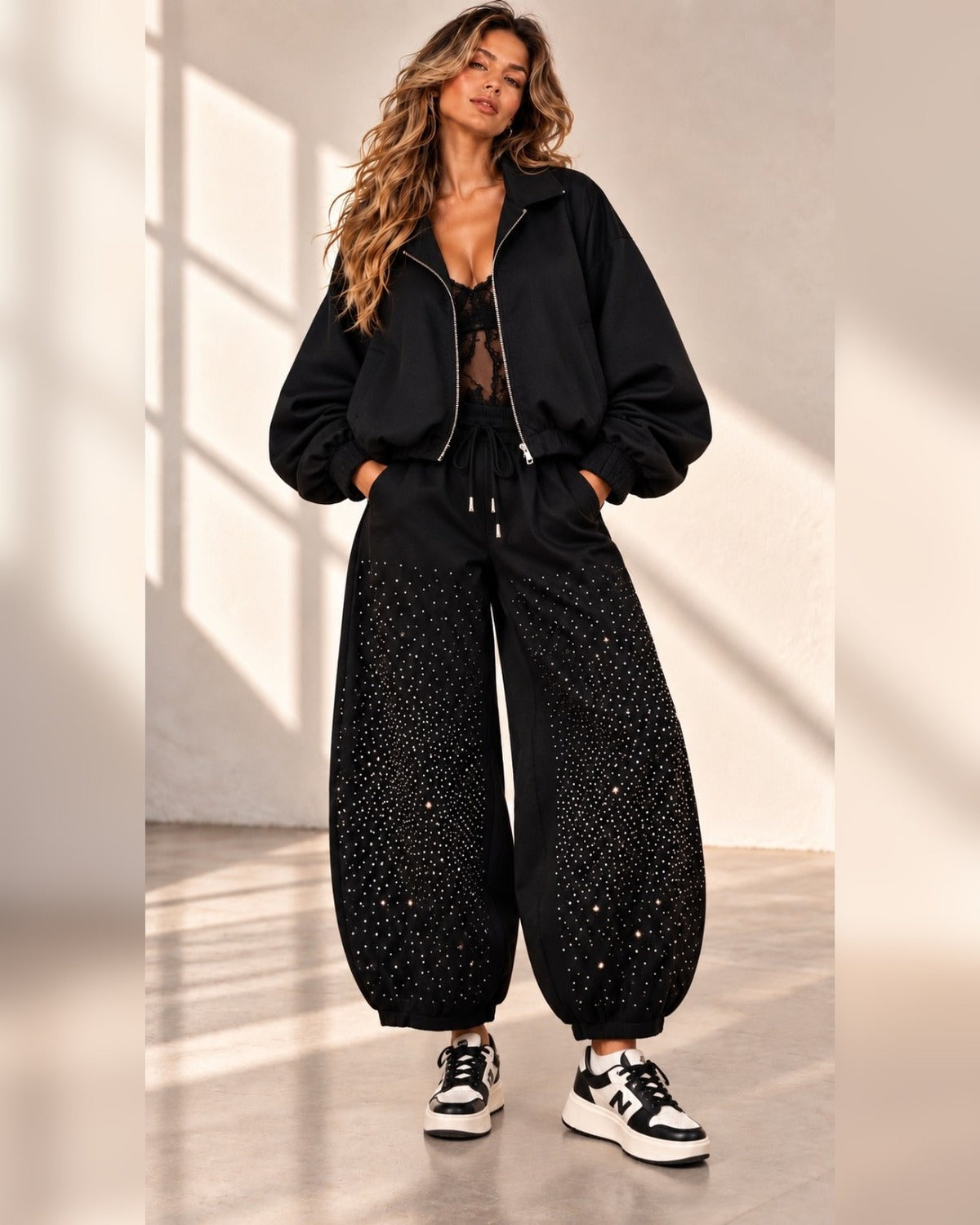 fashionȚinută damă cu pantaloni negri, largi, cu pietricele și geacă cu guler amplu neagră oversized 