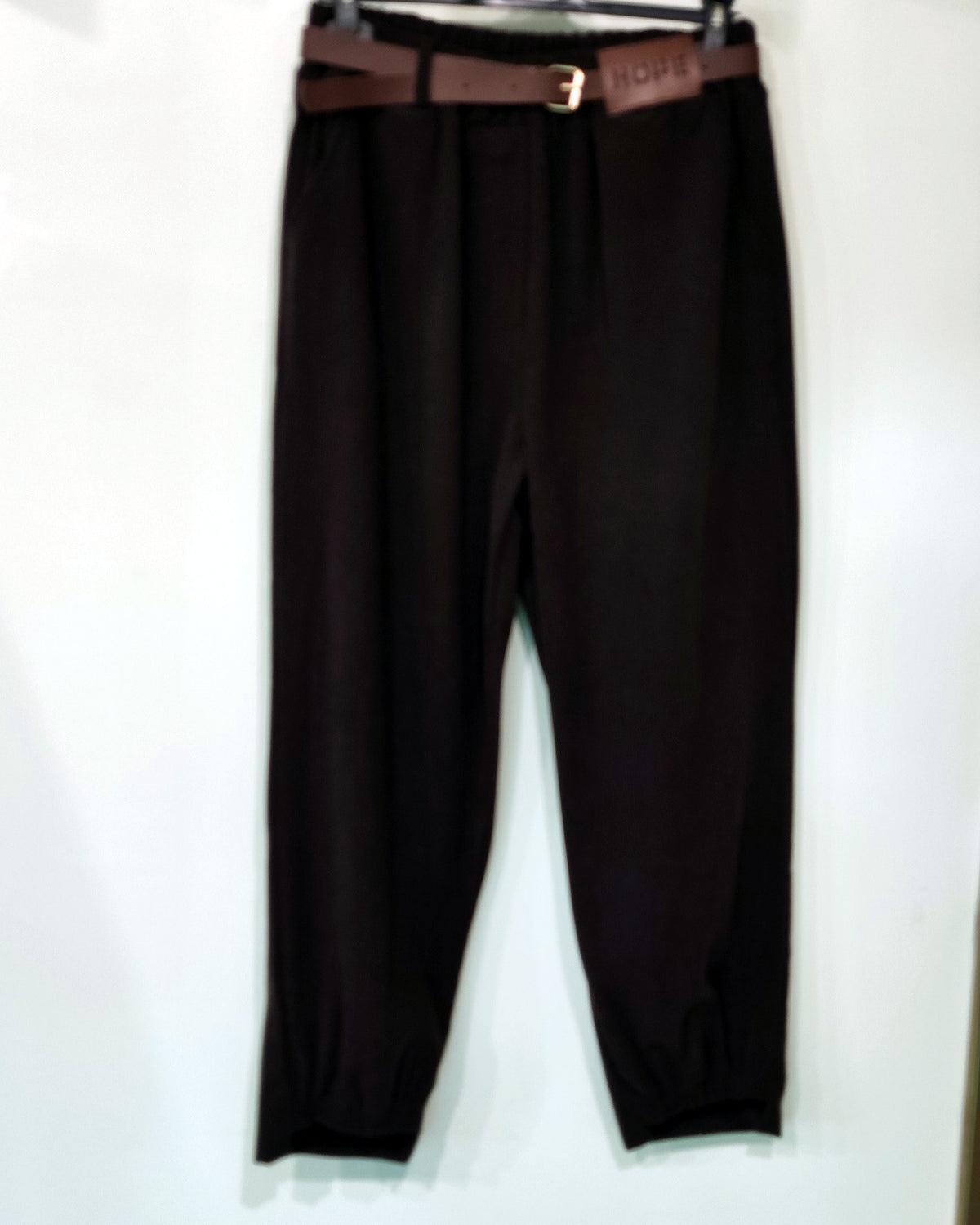 Pantaloni maro reiați cu talie elastică și curea inclusă