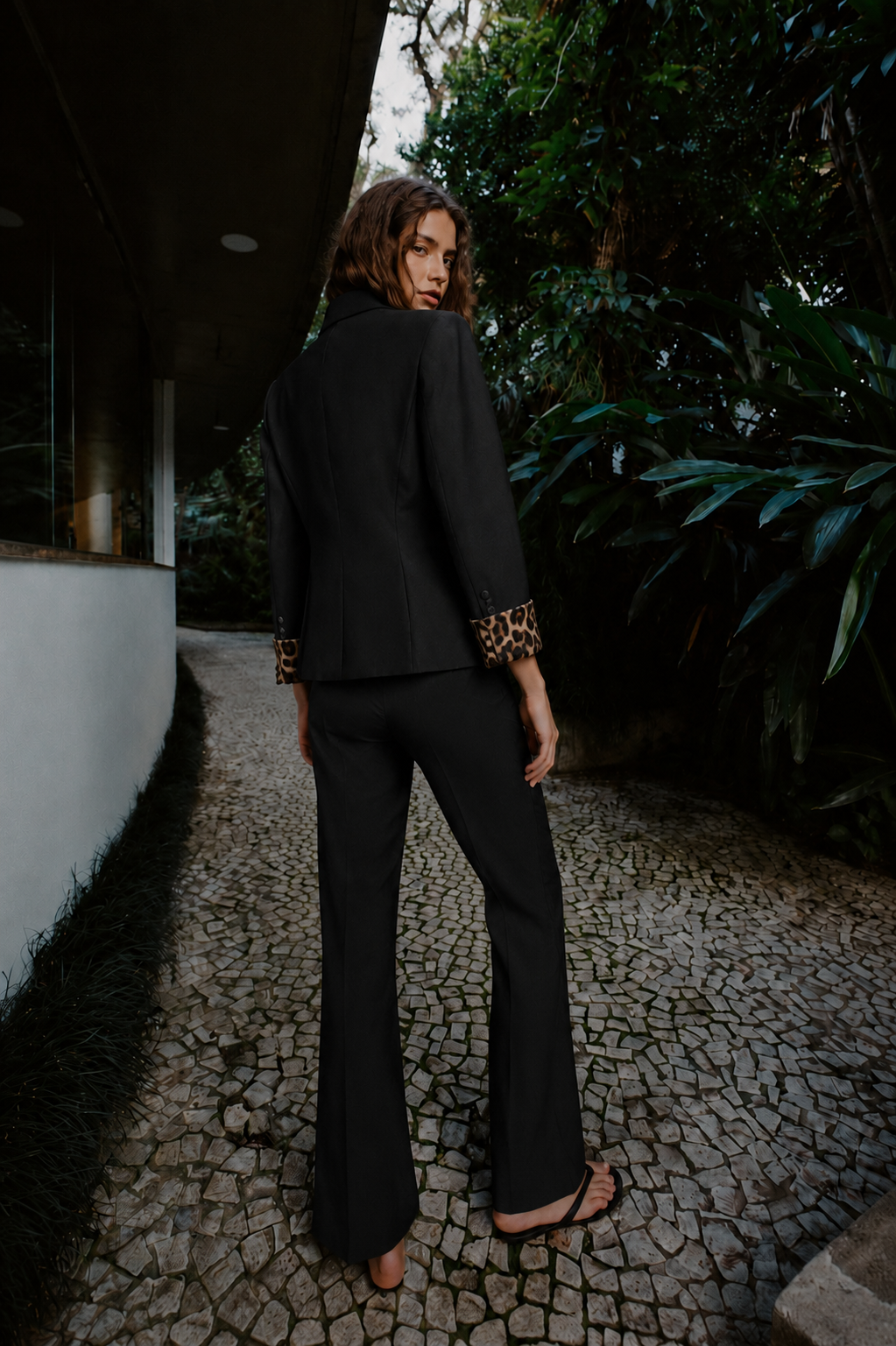 Model purtând pantaloni stretch flare damă cu talie înaltă și croială evazată.