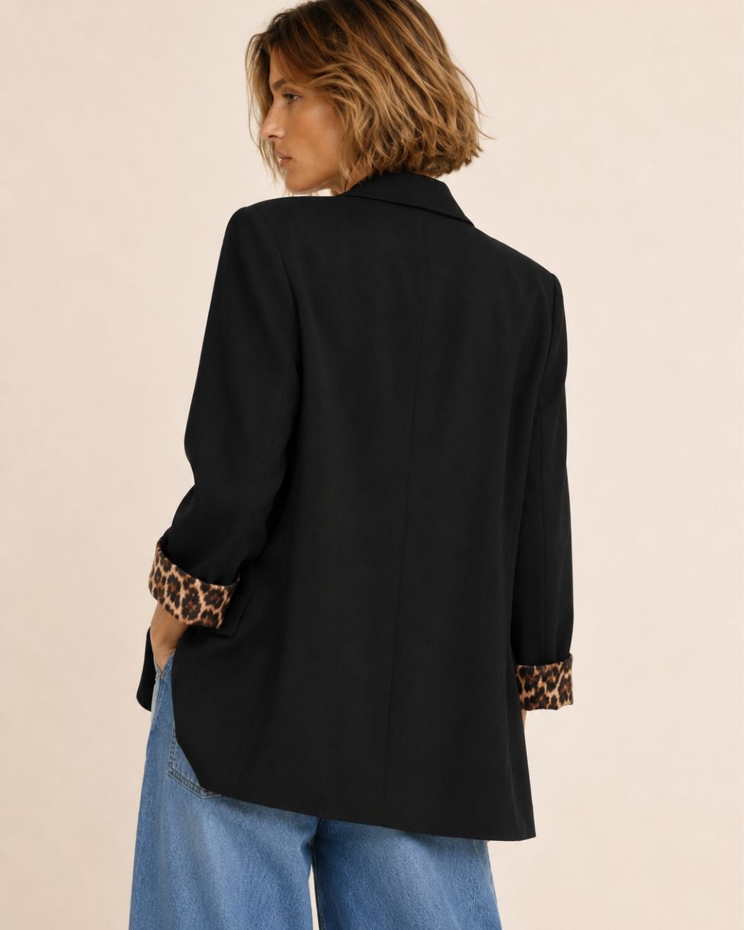 Sacou damă elegant cu accente animal print și stil sofisticat.
