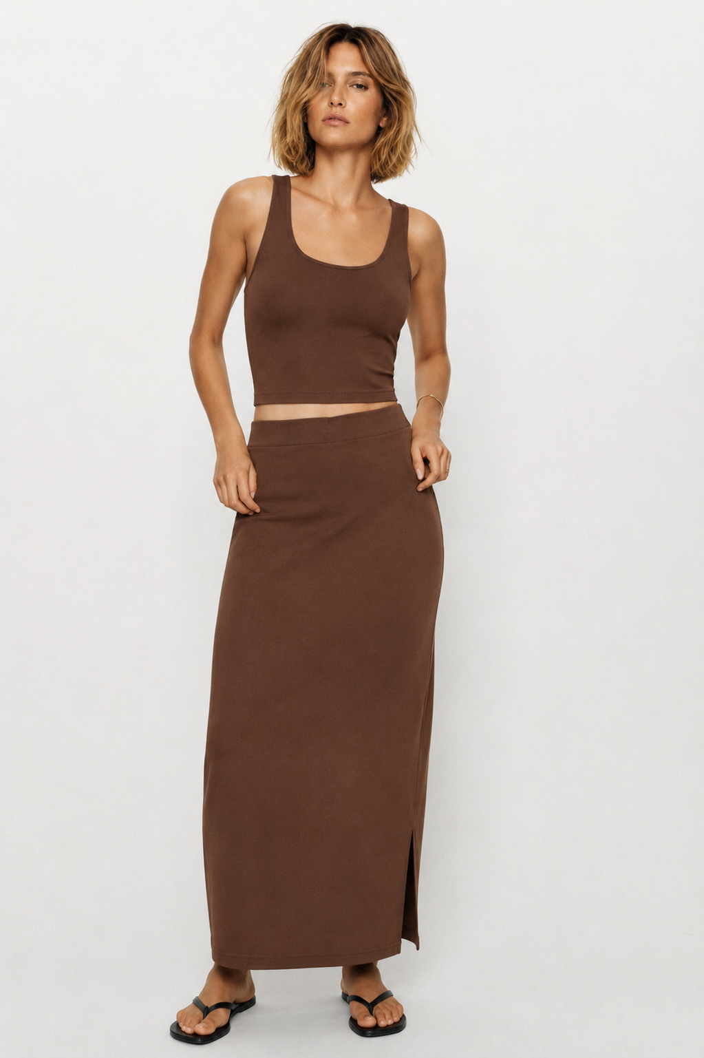 Set elegant pentru femei cu top modern și fustă cu slit.